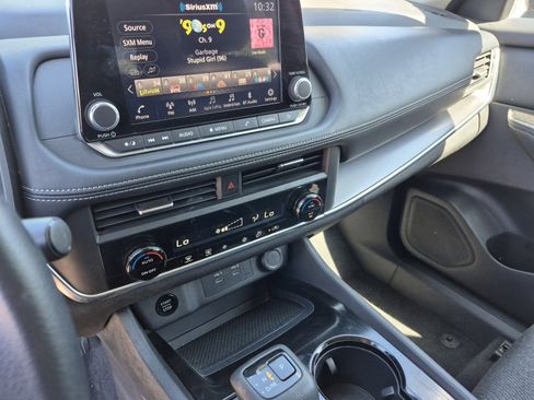 Used 2024 Nissan Rogue SV FWD image 11