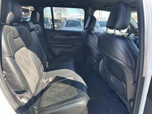 Used 2023 Jeep Grand Cherokee Altitude image 11