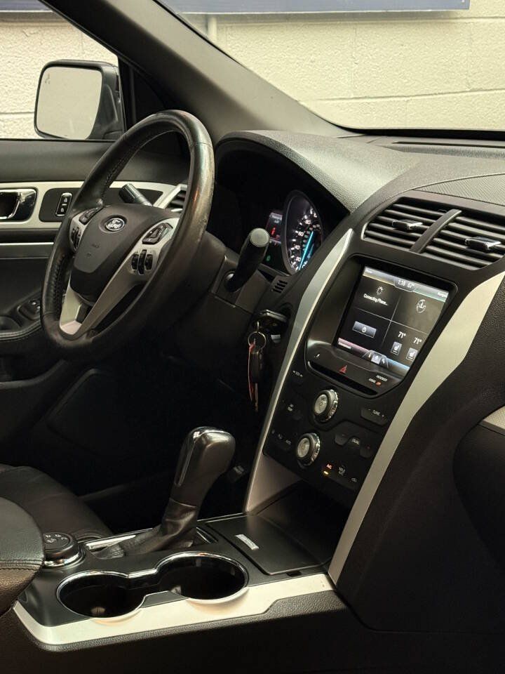 Used 2014 Ford Explorer XLT w/ Equipment Group 202A AWD/4WD image 6