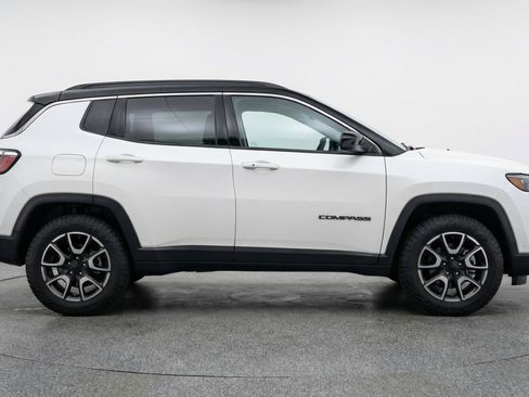 Used 2025 Jeep Compass Trailhawk image 11