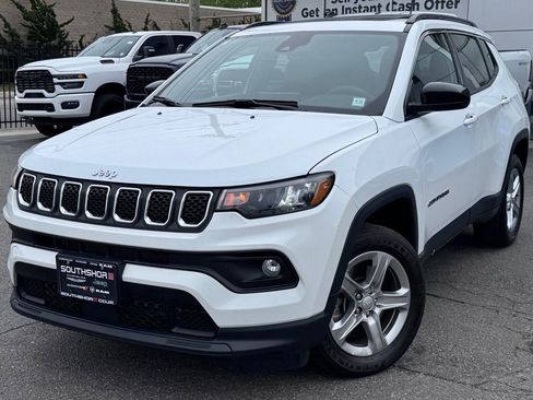 Used 2023 Jeep Compass Latitude w/ Sun and Sound Group AWD/4WD image 3