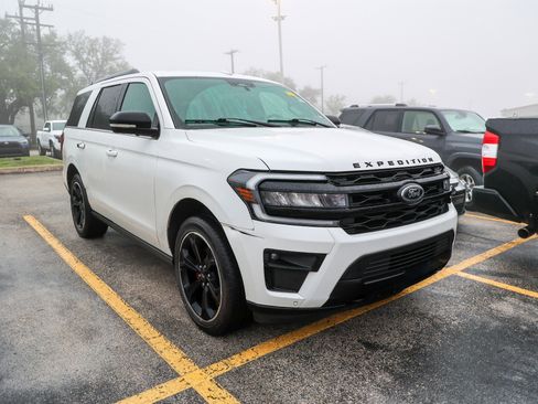 Used 2022 Ford Expedition Limited AWD/4WD image 5