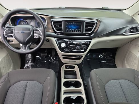 Used 2020 Chrysler Voyager L FWD image 10