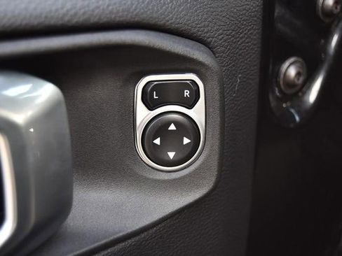 Used 2024 Jeep Wrangler Sahara image 9