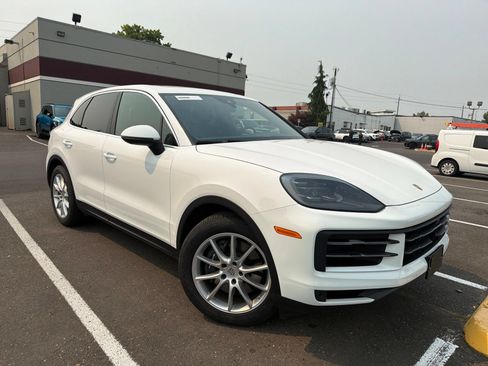 Used 2024 Porsche Cayenne w/ Premium Package AWD/4WD image 3
