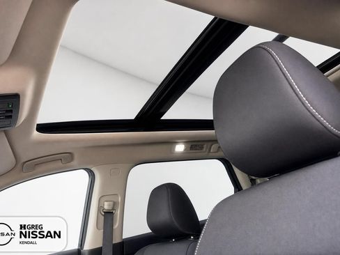 Used 2024 Nissan Pathfinder SV w/ SV Premium Package FWD image 7