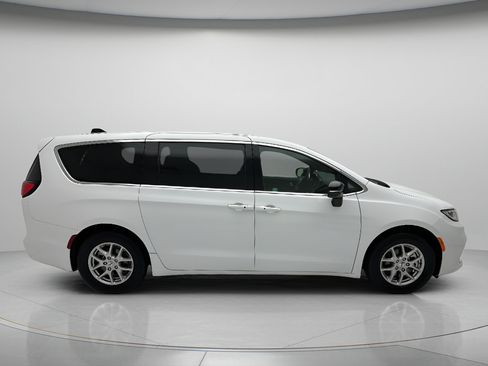 Used 2025 Chrysler Pacifica Select FWD image 4
