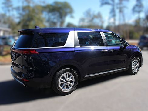 Certified 2024 Kia Carnival LX image 12