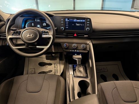 Used 2025 Hyundai Elantra SE image 9