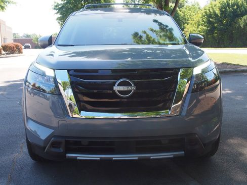 Used 2025 Nissan Pathfinder Platinum FWD image 2