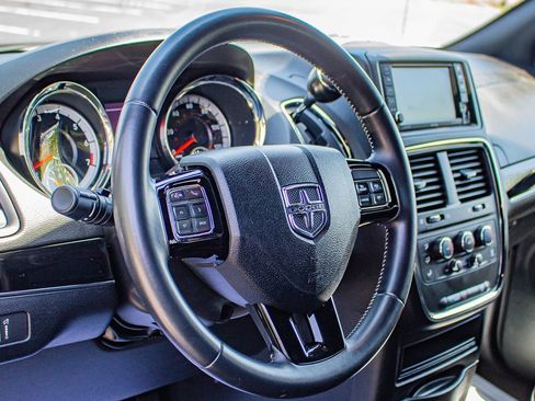 Used 2019 Dodge Grand Caravan SE FWD image 22