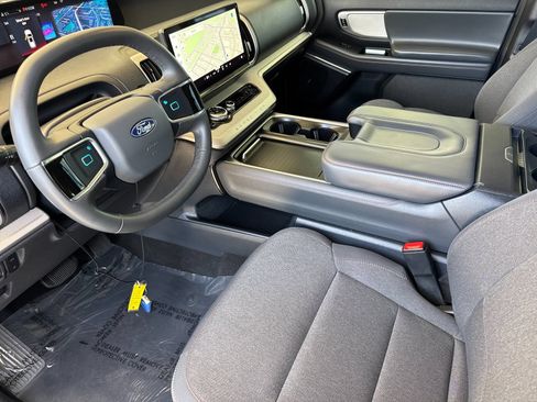 Used 2025 Ford Expedition Active RWD image 11