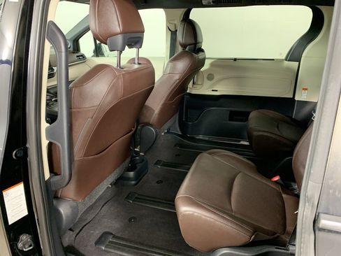 Used 2021 Toyota Sienna Platinum image 26