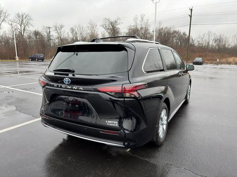 Used 2023 Toyota Sienna Limited image 6