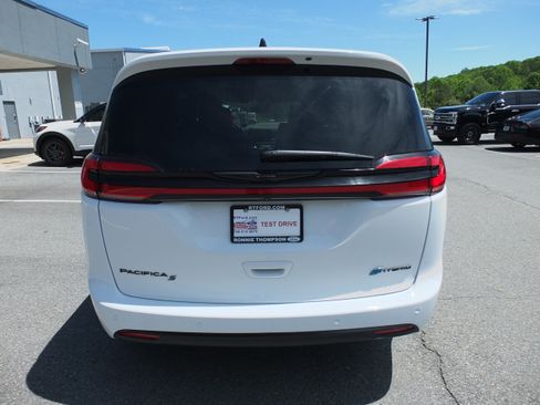 Used 2024 Chrysler Pacifica Limited FWD image 4
