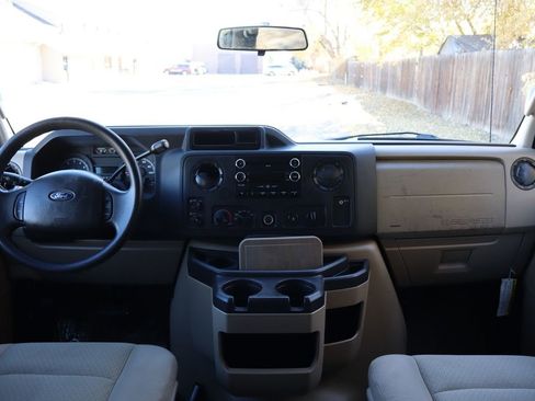 Used 2009 Ford E-350 and Econoline 350 Super Duty Wagon image 16