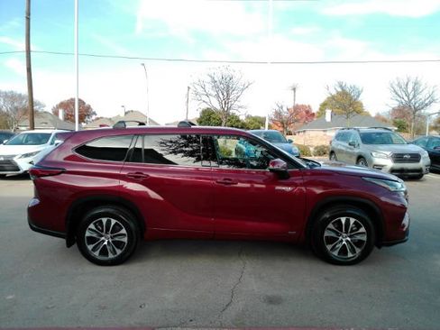 Used 2021 Toyota Highlander XLE image 5