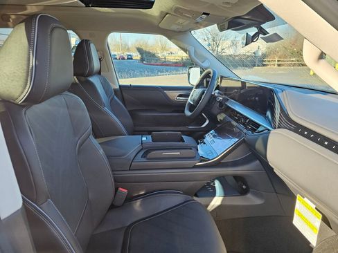 New 2025 INFINITI QX80 Luxe image 11