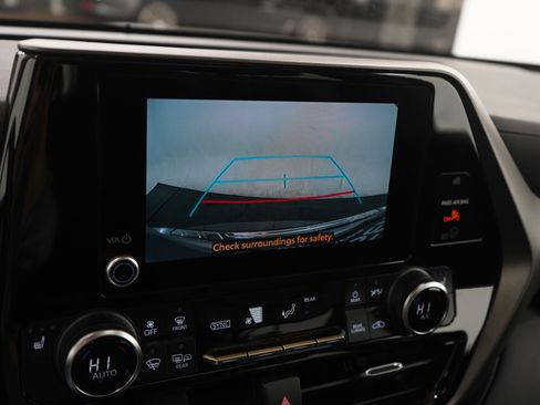 Used 2023 Toyota Highlander XLE image 23