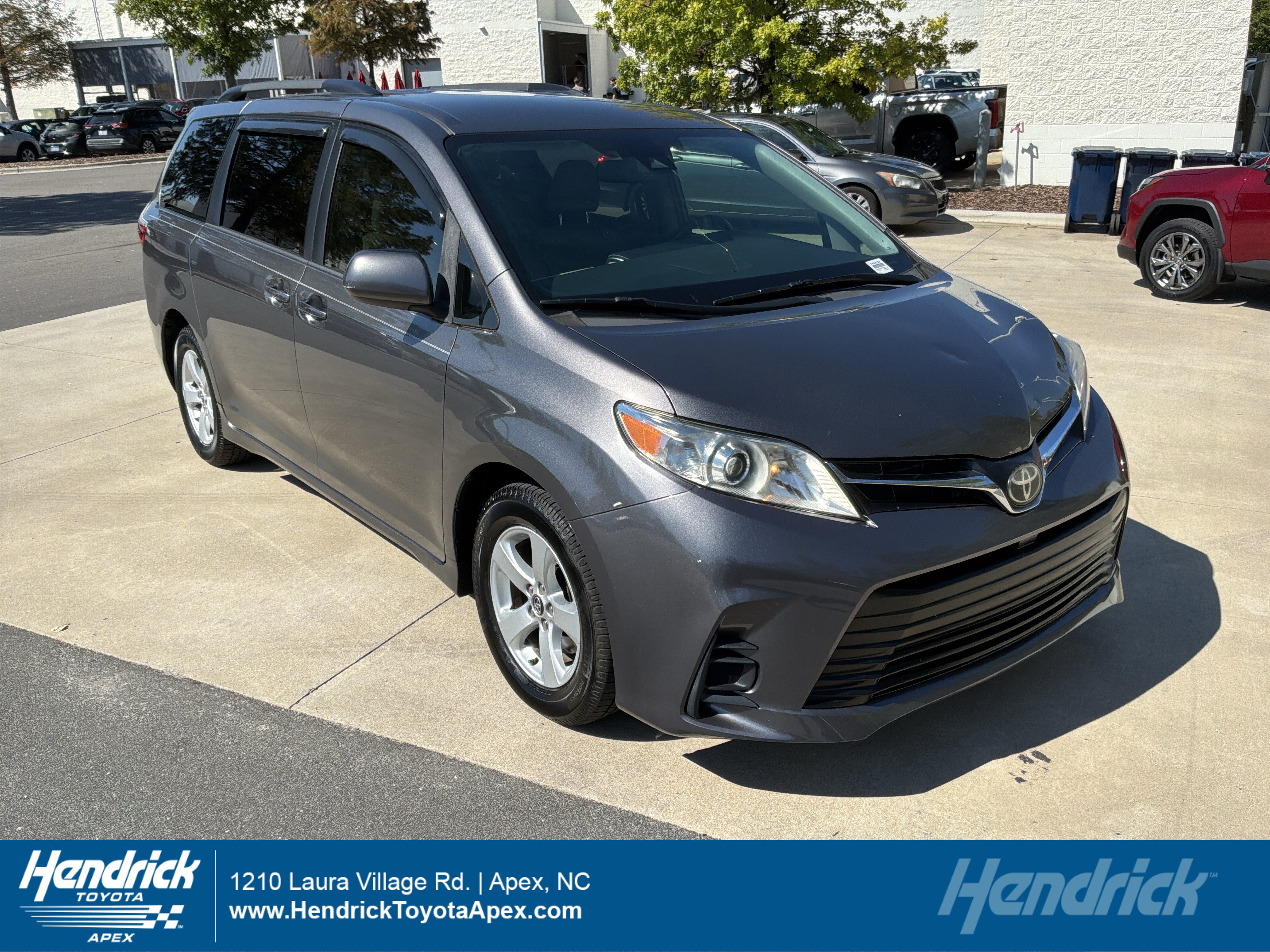 Used 2019 Toyota Sienna LE FWD image 1