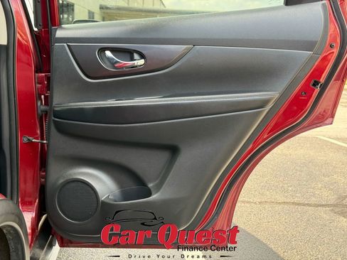 Used 2018 Nissan Rogue SV image 16