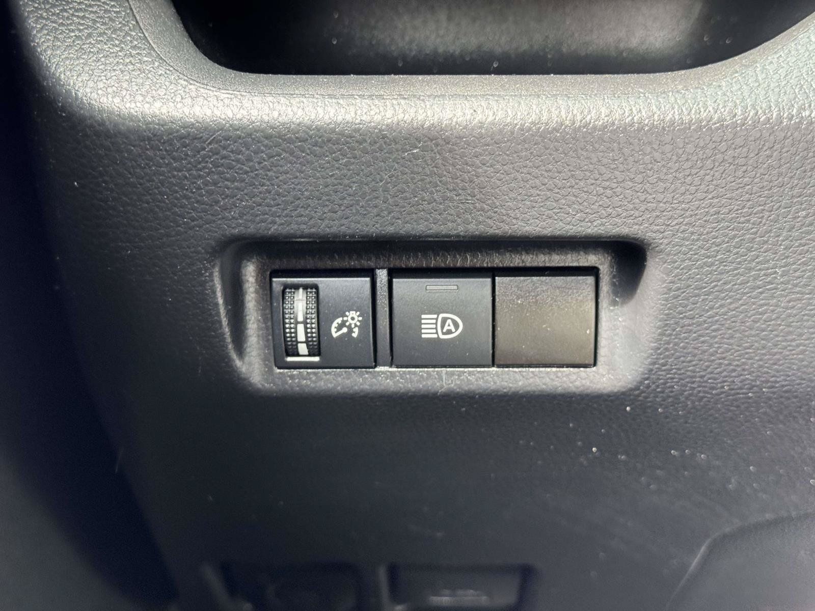 Used 2021 Toyota RAV4 LE AWD/4WD image 17