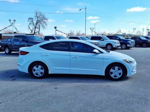 Used 2017 Hyundai Elantra SE image 2