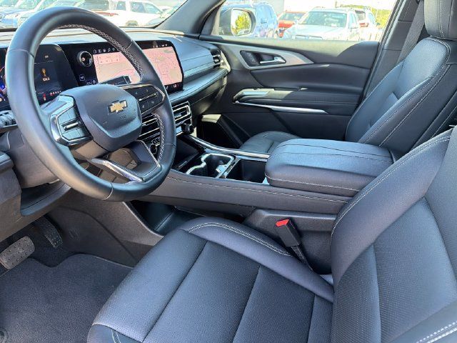 Used 2025 Chevrolet Traverse LT FWD image 16