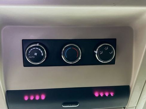 Used 2016 Chrysler Town & Country Touring-L image 29