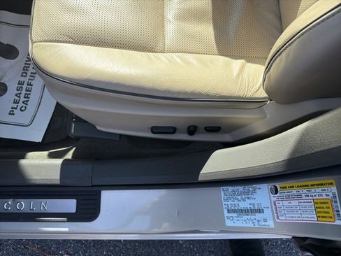 Used 2010 Lincoln MKZ image 17