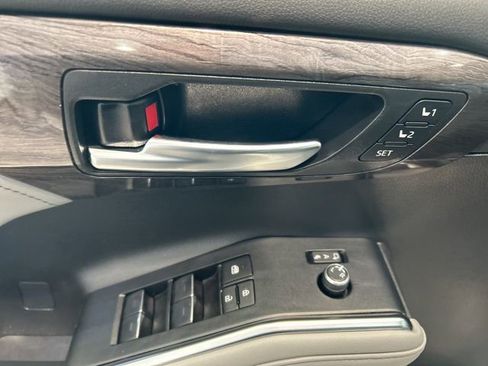 Used 2023 Toyota Highlander Platinum image 10