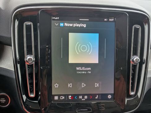 Used 2025 Volvo XC40 B5 Core image 27