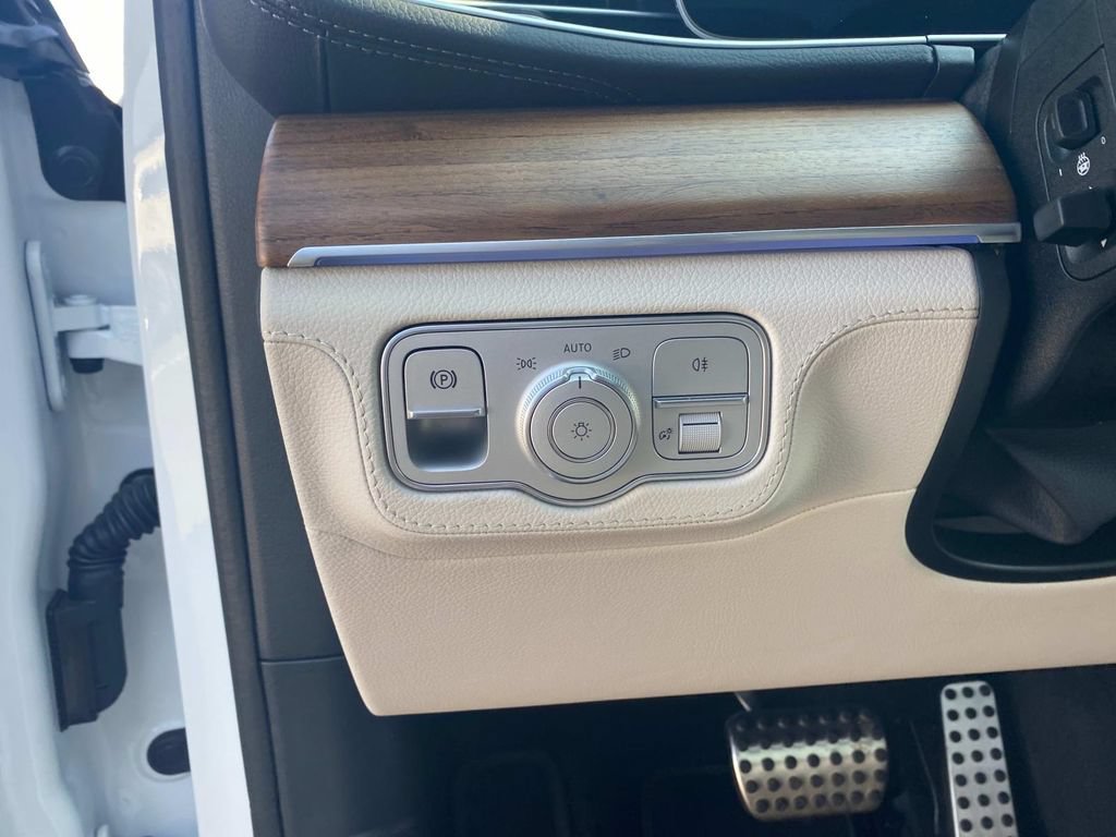 Used 2025 Mercedes-Benz GLS 580 4MATIC image 15