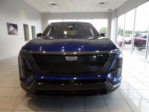 Used 2026 Cadillac Vistiq Sport w/ LPO, Floor Liner Package AWD/4WD image 2