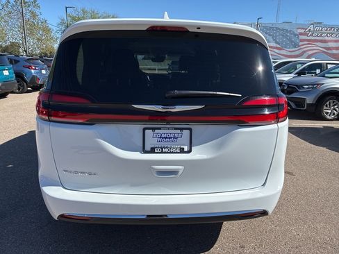 Used 2022 Chrysler Pacifica Touring-L image 4