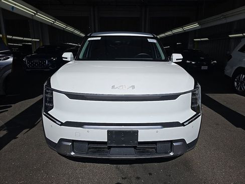 Used 2024 Kia EV9 Light Long Range RWD image 2