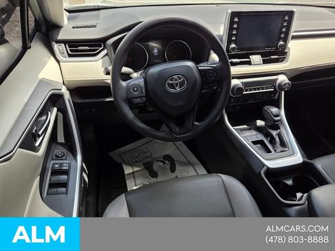 Used 2019 Toyota RAV4 XLE w/ Convenience Package FWD image 4