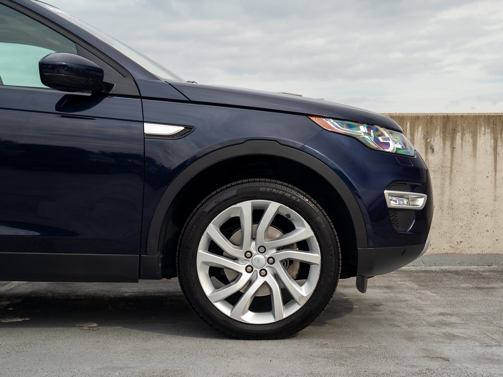 Used 2019 Land Rover Discovery Sport HSE Luxury AWD/4WD image 15
