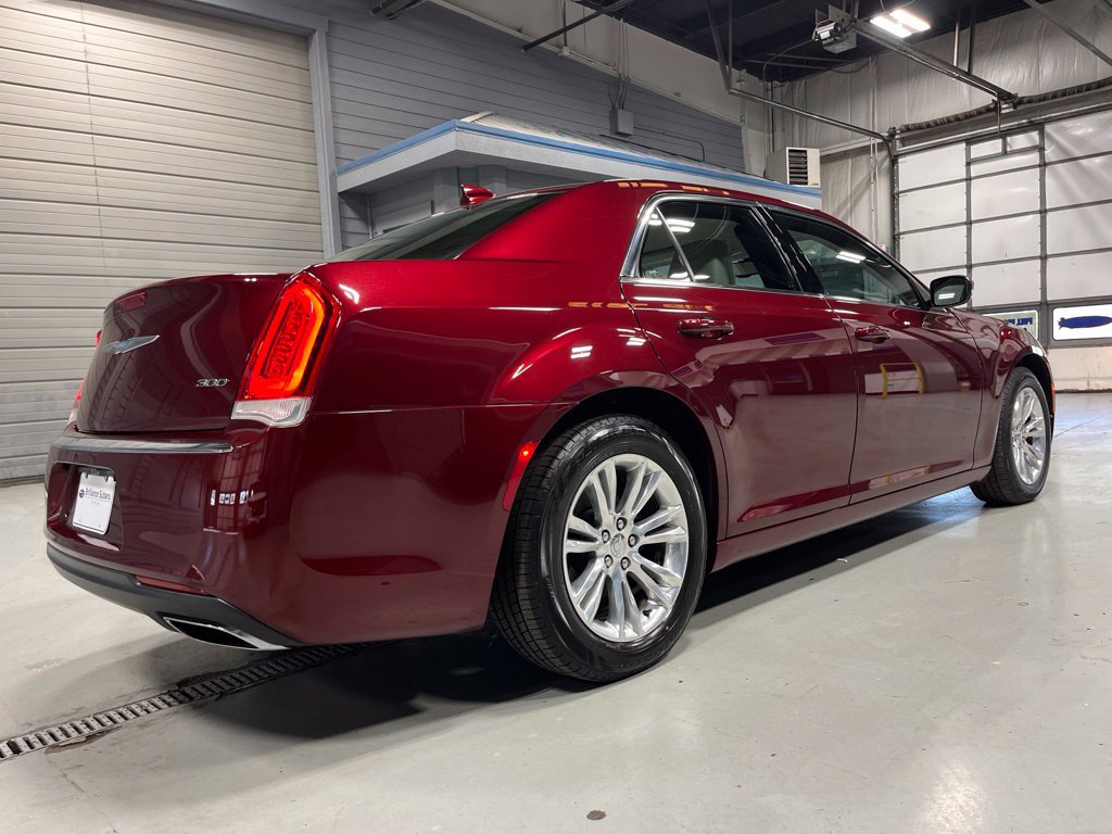 Used 2018 Chrysler 300 Touring L RWD image 7