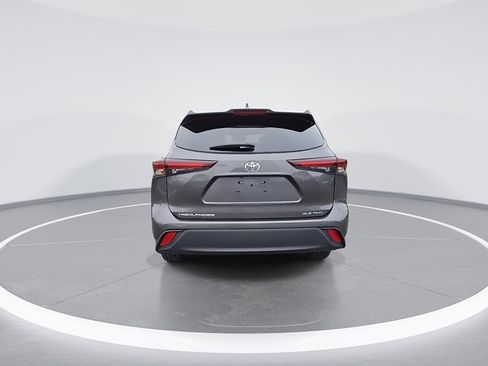 Used 2024 Toyota Highlander XLE image 9