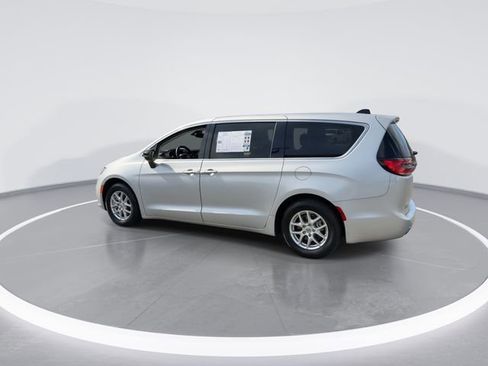 Used 2024 Chrysler Pacifica Touring-L FWD image 6