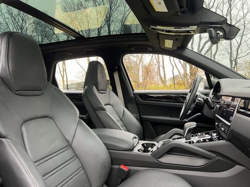 Certified 2022 Porsche Cayenne Platinum Edition image 23