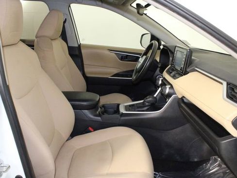 Used 2020 Toyota RAV4 LE image 14