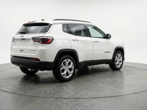 Used 2025 Jeep Compass Latitude image 9