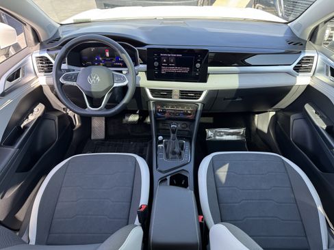 Used 2025 Volkswagen Taos SE image 33