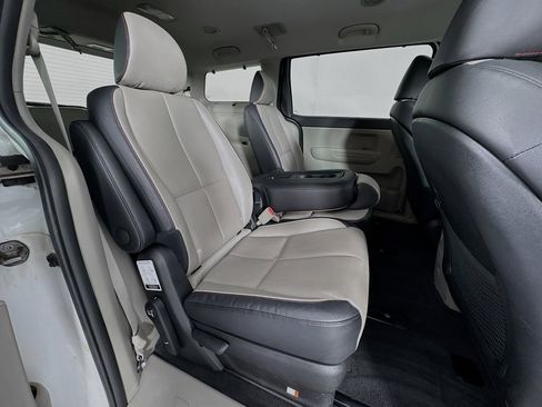 Used 2019 Kia Sedona EX image 27