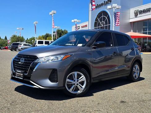 Used 2021 Nissan Kicks S FWD image 3