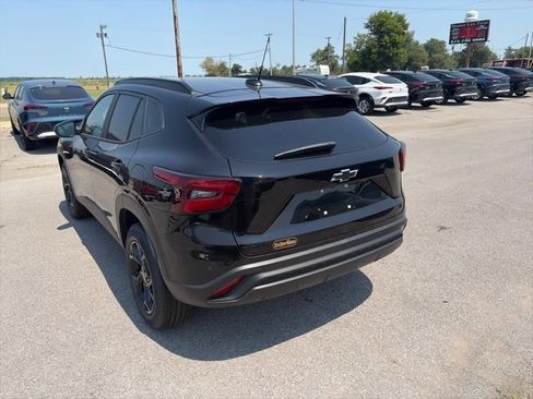 New 2026 Chevrolet Trax LT w/ Midnight Edition FWD image 4