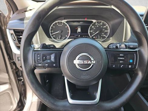 Used 2022 Nissan Rogue SV FWD image 11