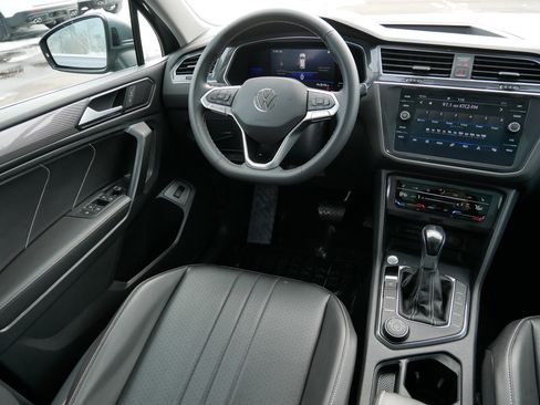 Certified 2022 Volkswagen Tiguan SE image 9
